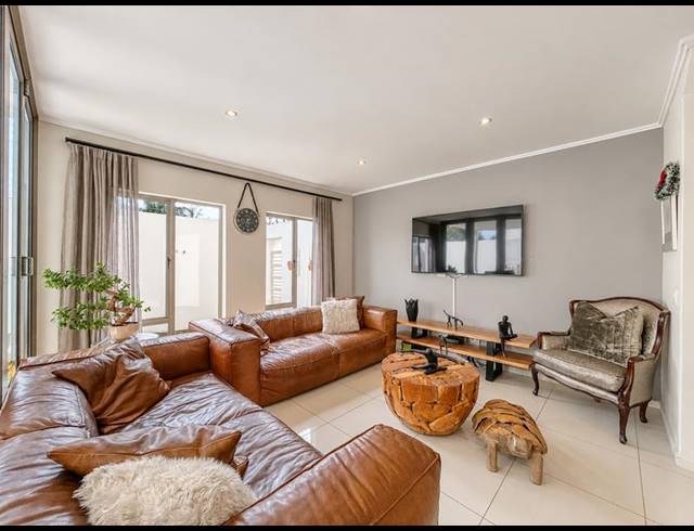 3 BEDROOM TOWNHOUSE FOR SALE IN BRYANSTON